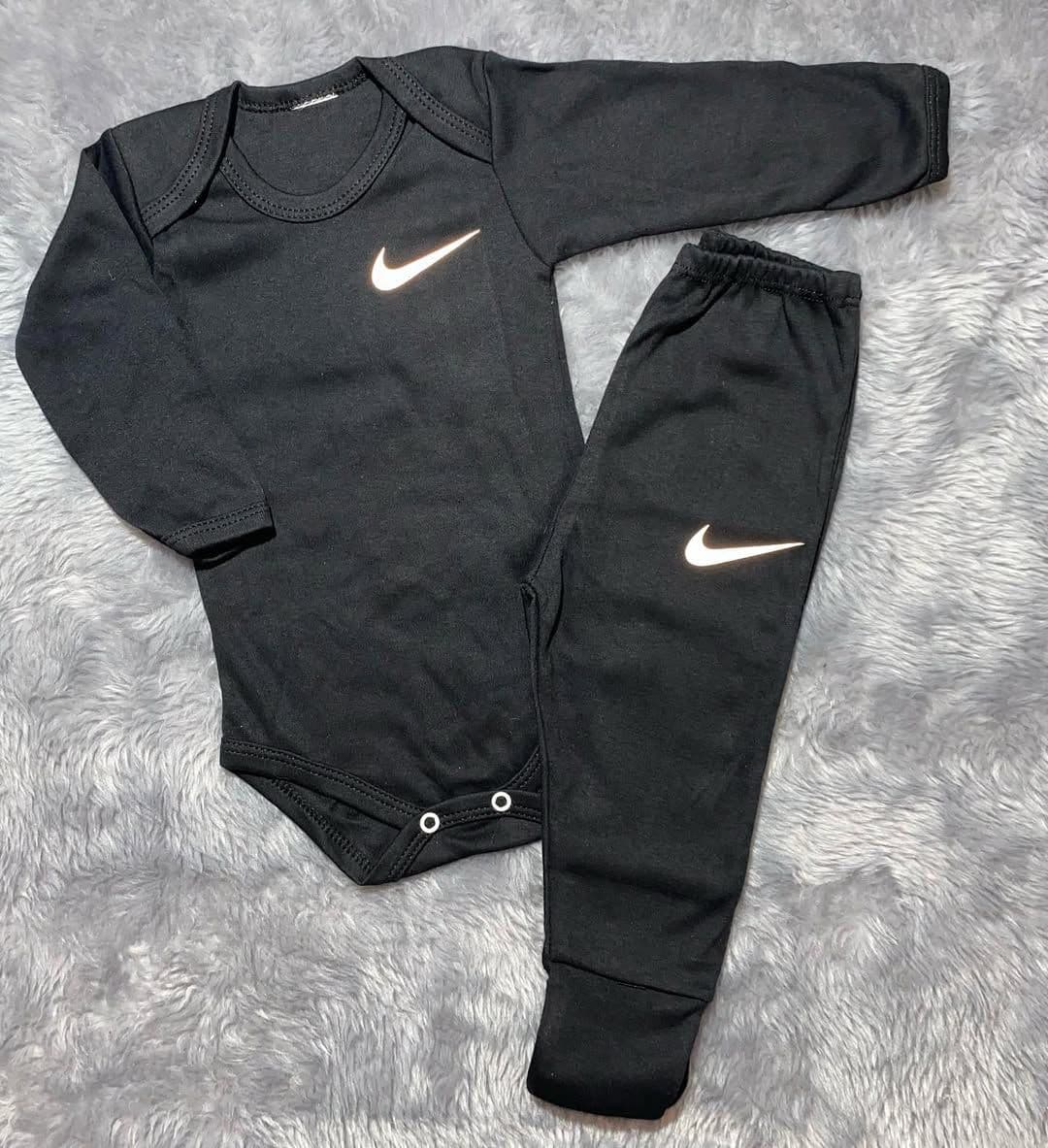 Conjunto NIKE na cor preto c/ emblema refletivo.